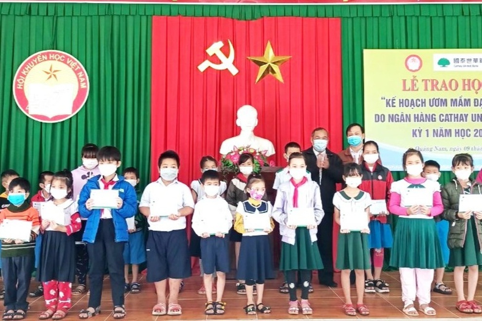 Hội khuyến học Quảng Nam trao học bổng đến 300 học sinh nghèo hiếu học - 1 Hội khuyến học Quảng Nam trao học bổng đến 300 học sinh nghèo hiếu học - 1