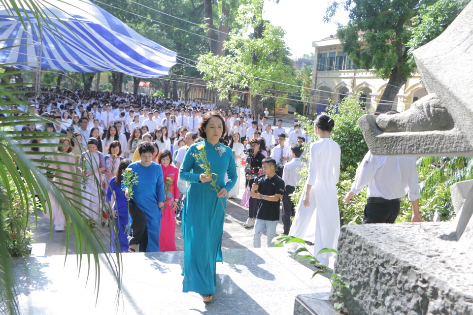 Vẻ đẹp tinh khôi của nữ sinh trường Chu Văn An trong ngày bế giảng - 2 Vẻ đẹp tinh khôi của nữ sinh trường Chu Văn An trong ngày bế giảng - 2