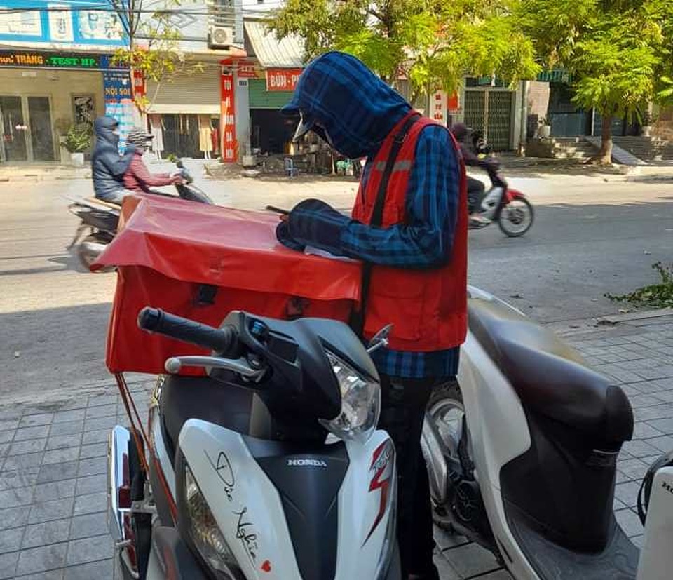 Nghề shipper lên ngôi mùa nắng nóng, bỏ túi vài trăm ngàn đồng/ngày - 1 Nghề shipper lên ngôi mùa nắng nóng, bỏ túi vài trăm ngàn đồng/ngày - 1