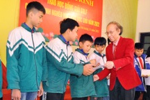 Trao tặng 50 suất học bổng "Giải Golf - Vì học sinh vượt khó hiếu học"