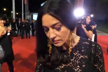 Monica Bellucci thanh lịch với váy đen