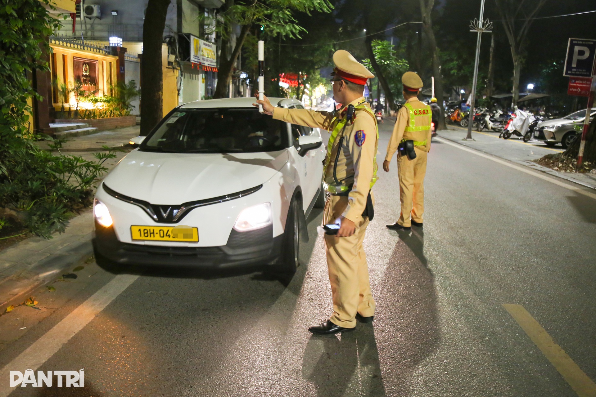 CSGT kiểm tra cồn hàng trăm tài xế taxi, xe ôm, không phát hiện vi phạm - 1