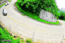 Mất phanh khi đổ đèo, xe bán tải húc lật ô tô khác rồi đâm đầu vào tường