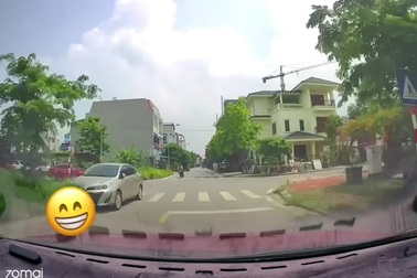 Hai ô tô lao vào nhau ở ngã tư, bung túi khí