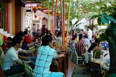 Quán cà phê, khu vui chơi trẻ em nhộn nhịp ngày lễ