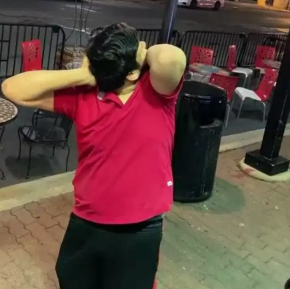 Choáng với người đàn ông có khả năng xoay đầu… 180 độ - 1 Choáng với người đàn ông có khả năng xoay đầu… 180 độ - 1