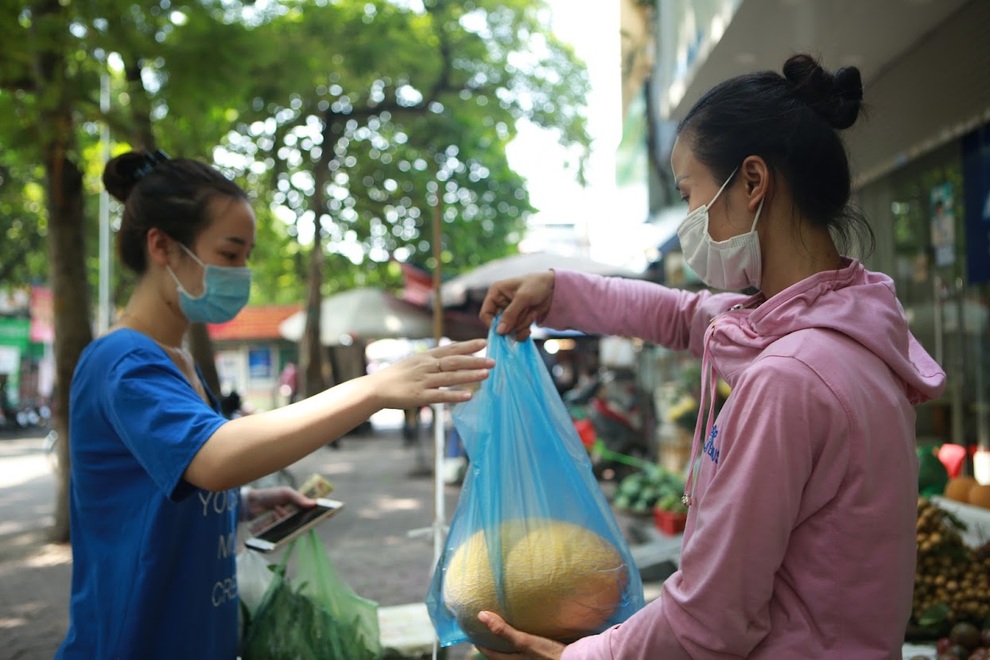 Nhà hàng, quán ăn chuyển sang bán hàng thiết yếu trong mùa dịch để tồn tại - 2 Nhà hàng, quán ăn chuyển sang bán hàng thiết yếu trong mùa dịch để tồn tại - 2