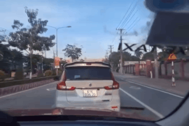 Ô tô 7 chỗ lạng lách, ép xe khác trên đường gây ùn tắc ở Bình Dương