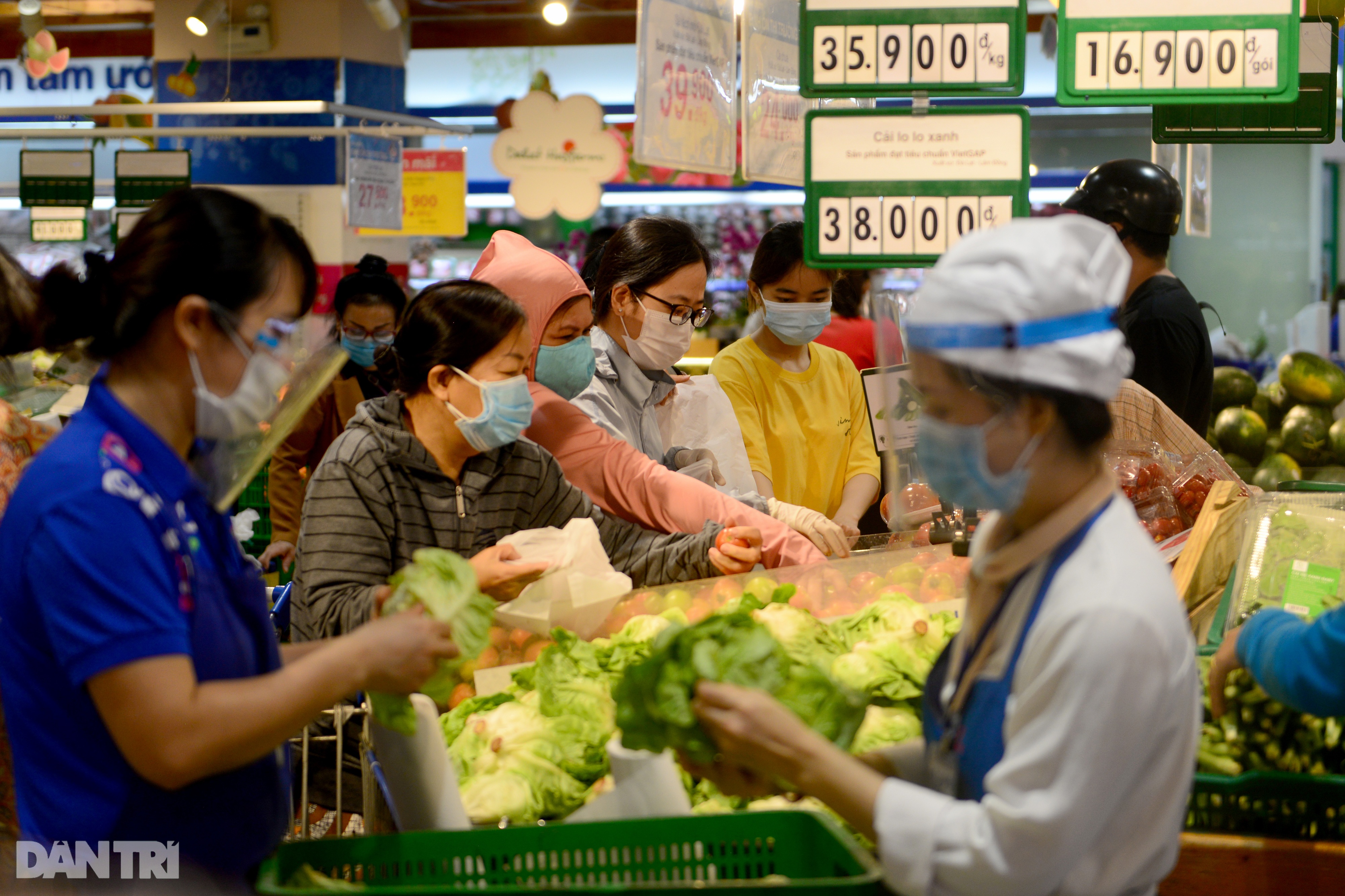 Xếp hàng dài hàng trăm mét vào siêu thị ở TPHCM, chờ cả tiếng để thanh toán - 8 Xếp hàng dài hàng trăm mét vào siêu thị ở TPHCM, chờ cả tiếng để thanh toán - 8