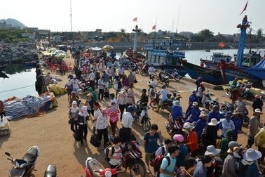Hơn 5.000 người đổ ra đảo Lý Sơn nghỉ lễ 