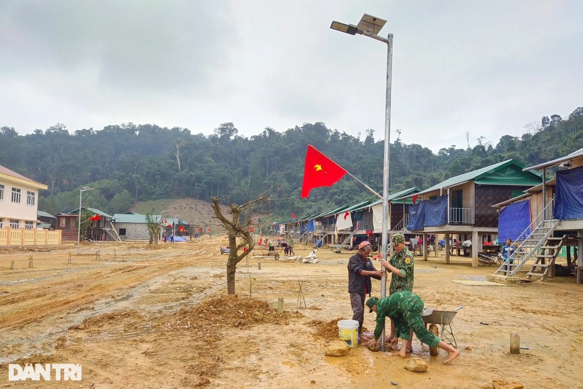 Niềm vui ngày cuối năm đến với khu tái định cư mới của đồng bào Vân Kiều - 4 Niềm vui ngày cuối năm đến với khu tái định cư mới của đồng bào Vân Kiều - 4