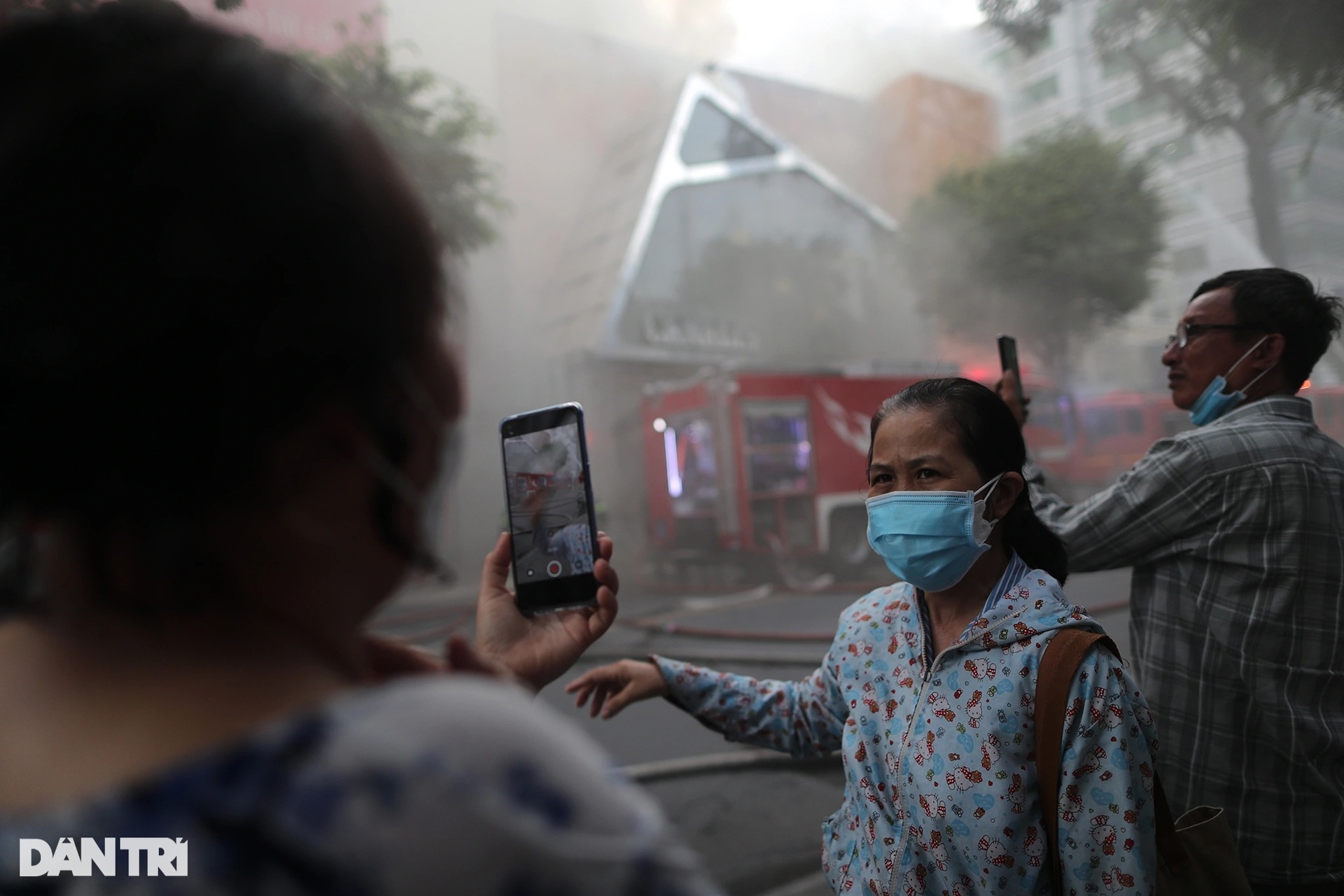 Cháy lớn ở trung tâm TPHCM, nhiều người ôm tài sản thoát khỏi hiện trường - 7