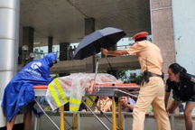 Hai bệnh nhi được CSGT dùng ô tô chở đi cấp cứu kịp thời