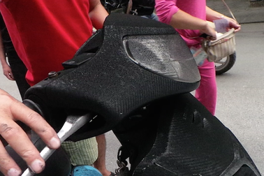 Người dân xếp hàng nhận lại xe máy phủ bụi sau vụ cháy chung cư Xa La