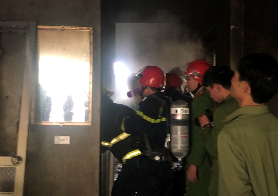 Ngôi nhà 4 tầng bốc cháy, cả gia đình 3 người tử vong - 4 Ngôi nhà 4 tầng bốc cháy, cả gia đình 3 người tử vong - 4