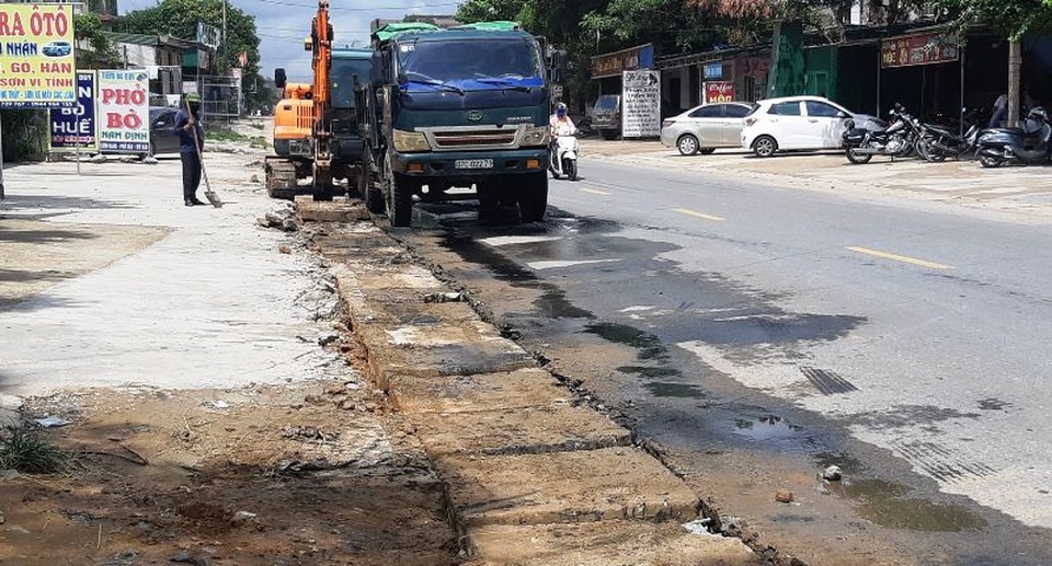 Vụ nước thải lênh láng trên quốc lộ: Khơi thông dòng chảy, xử lý ô nhiễm - 4 Vụ nước thải lênh láng trên quốc lộ: Khơi thông dòng chảy, xử lý ô nhiễm - 4
