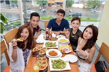 Dàn hot teen tưng bừng tham gia khai trương ZPIZZA tại 159 Xã Đàn