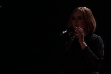 Adele trình diễn "Hello" tại chương trình X Factor