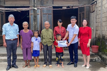 Bạn đọc Dân trí giúp đỡ người mẹ chăm chồng con bệnh tật hơn 50 triệu đồng