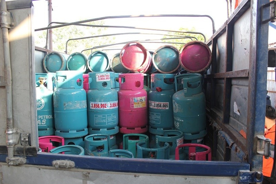 Triệt phá tụ điểm tổ chức sang chiết gas trái phép qui mô “khủng” - 2 Triệt phá tụ điểm tổ chức sang chiết gas trái phép qui mô “khủng” - 2