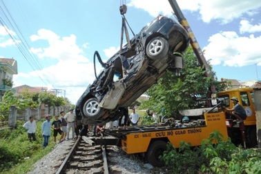 Tàu hỏa đâm ô tô biến dạng, 4 người thương vong