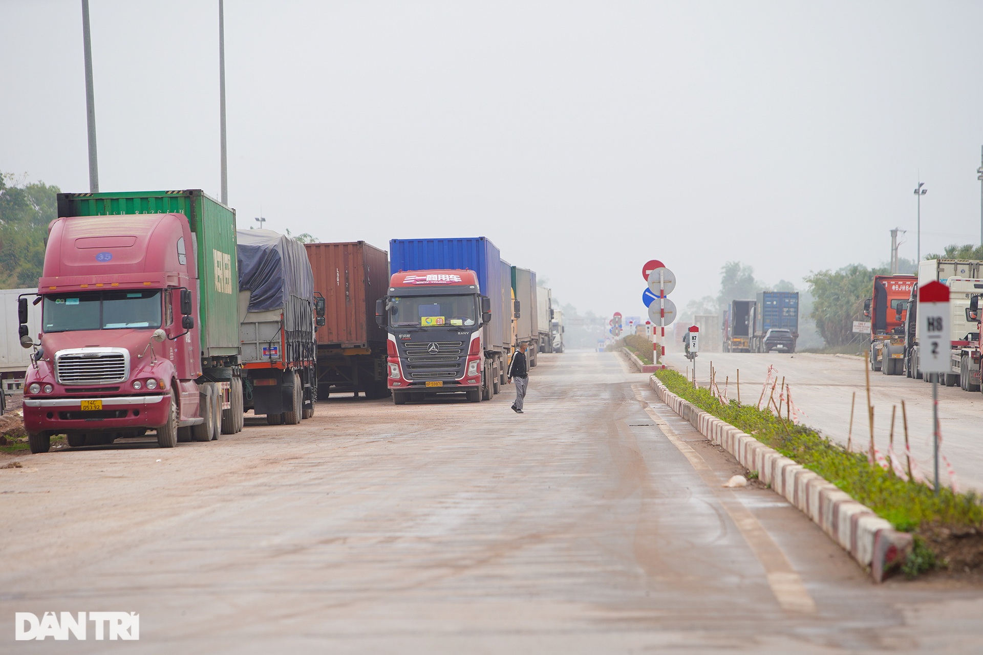 Hơn 1.400 container hàng hóa ùn tắc kỷ lục tại cửa khẩu Móng Cái dịp Tết - 5 Hơn 1.400 container hàng hóa ùn tắc kỷ lục tại cửa khẩu Móng Cái dịp Tết - 5