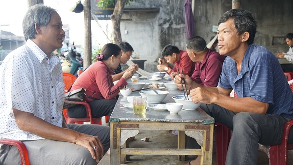 Quán cháo giò lạ lùng: Ngày bán 2 tiếng, khách xếp hàng chờ mua - 1 Quán cháo giò lạ lùng: Ngày bán 2 tiếng, khách xếp hàng chờ mua - 1