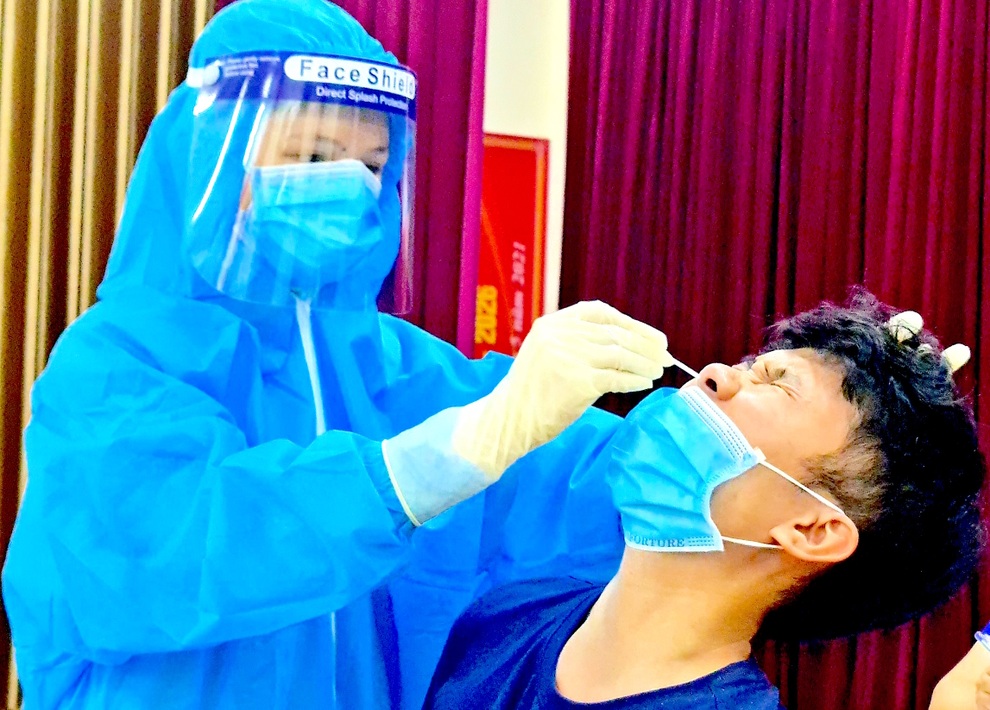 Xuyên đêm test nhanh sàng lọc Covid-19 cho người dân TP Vinh - 3 Xuyên đêm test nhanh sàng lọc Covid-19 cho người dân TP Vinh - 3