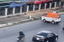 Tài xế xe VAN và pha xử lý khó hiểu gây bức xúc cho người đi đường