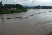 Mưa lớn trên diện rộng, 2 vợ chồng mất tích khi trượt chân ngã xuống suối SaPa