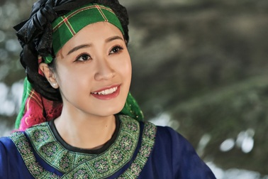 Ca sĩ Bích Hồng hoá thành cô gái Tày xinh đẹp trong ngày đầu năm