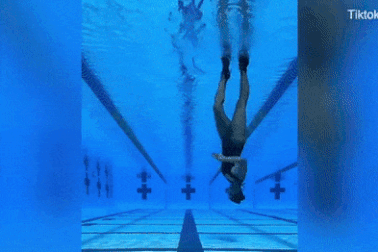 Vũ nữ nóng bỏng đi giày cao gót... nhảy múa dưới nước