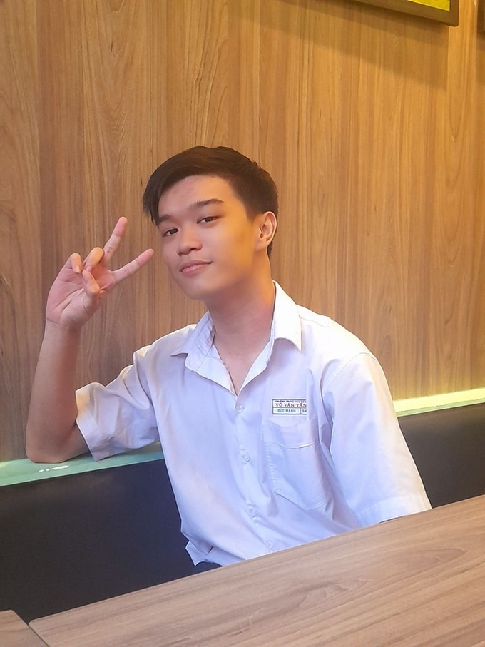 Thủ khoa 2 điểm 10 kỳ thi vào lớp 10: Lấy việc học làm niềm vui, thích tiếng Anh và là fan cứng Taylor Swift - Ảnh 1. Thủ khoa 2 điểm 10 kỳ thi vào lớp 10: Lấy việc học làm niềm vui, thích tiếng Anh và là fan cứng Taylor Swift - Ảnh 1.