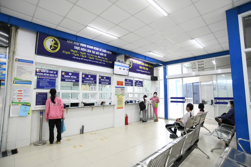 Viện Y dược học dân tộc TPHCM khuyên viên chức kiện ra tòa vụ treo đơn nghỉ - 1