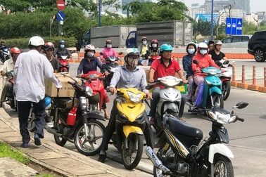 Né CSGT, nhiều xe máy “xếp hàng” trước cửa hầm Thủ Thiêm