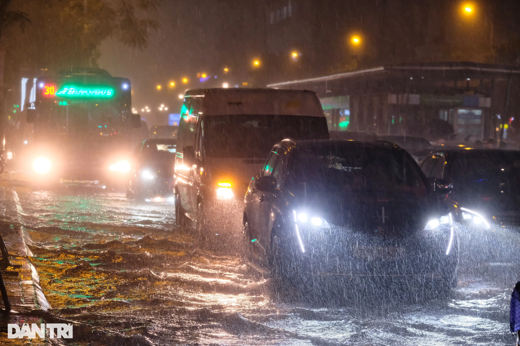 Nhiều nơi ở Hà Nội ngập trong biển nước sau cơn mưa lớn - 12 Nhiều nơi ở Hà Nội ngập trong biển nước sau cơn mưa lớn - 12