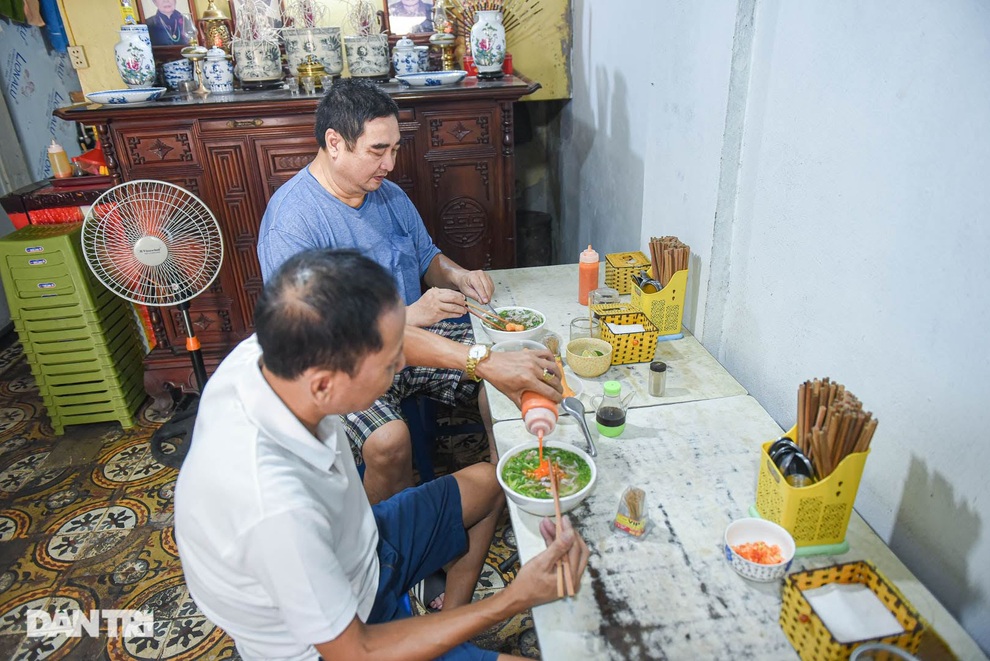 Quán phở có ông chủ lạ đời, gần 30 năm không cho vợ động vào dao thái thịt - 10 Quán phở có ông chủ lạ đời, gần 30 năm không cho vợ động vào dao thái thịt - 10