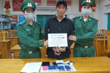 Dùng băng dính quấn 1.000 viên ma túy vào chân, vượt biên mang vào Việt Nam