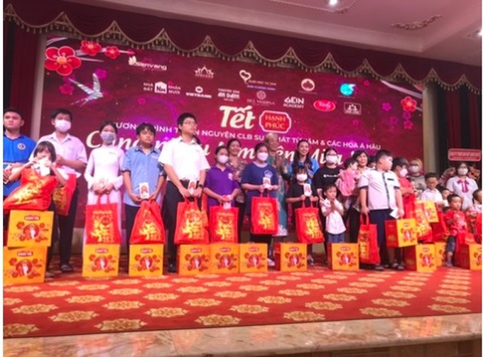Đại diện các đơn vị tổ chức trao quà cho các em.