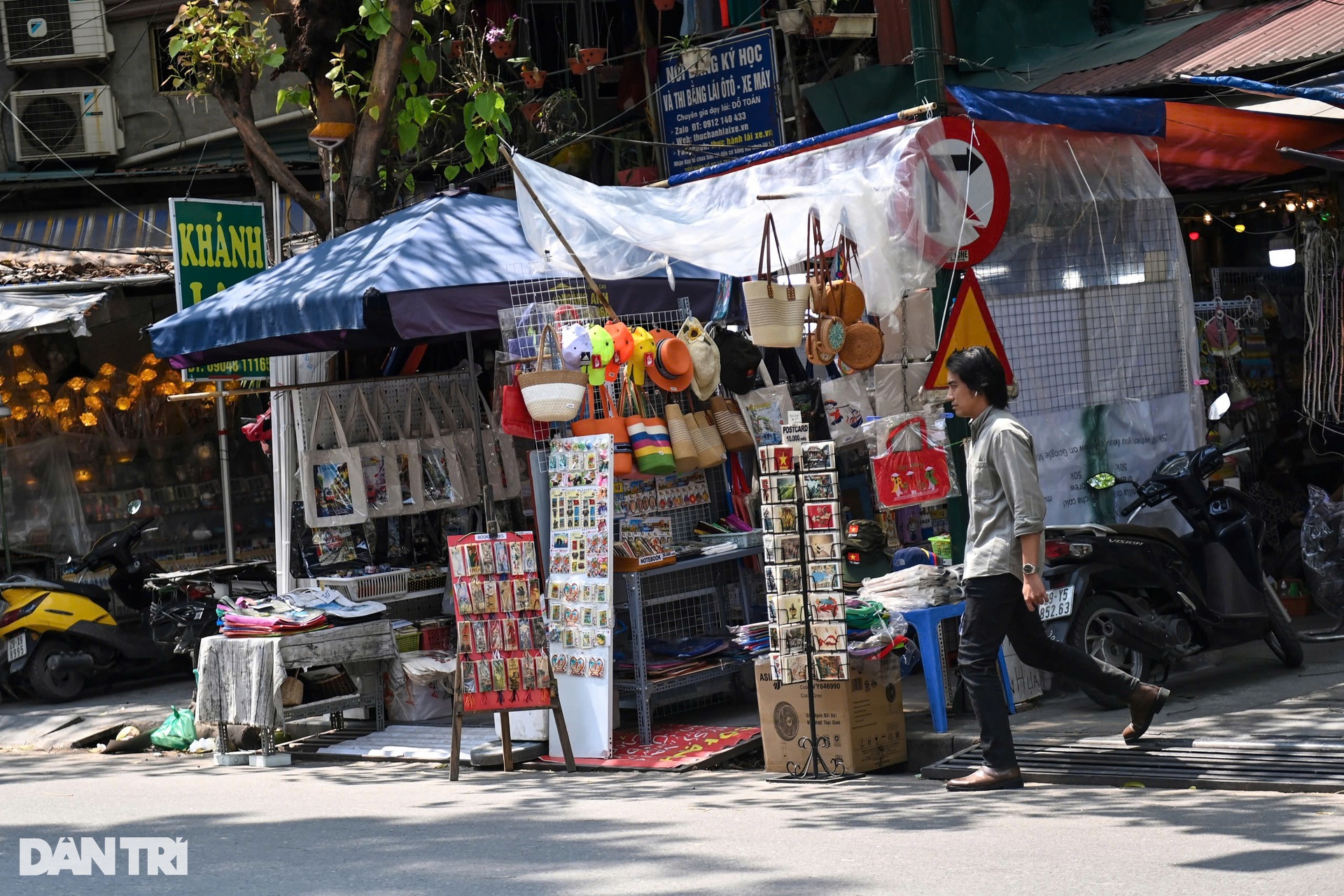Hà Nội: Tái diễn cảnh chiếm dụng vỉa hè, đẩy người đi bộ xuống lòng đường - 17 Hà Nội: Tái diễn cảnh chiếm dụng vỉa hè, đẩy người đi bộ xuống lòng đường - 17