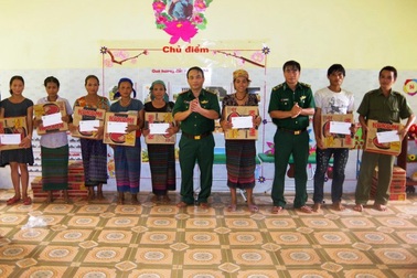 Tặng quà, khám cấp thuốc miễn phí cho dân bản vùng biên bị cô lập do nước lũ