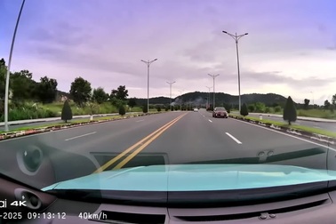 Tình huống đi ngược chiều khó hiểu của tài xế ô tô