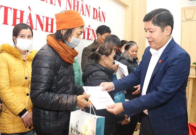 Chủ tịch UBND Thành phố Yên Bái Nguyễn Ngọc Trúc trao quà cho các hộ nghèo, cận nghèo, hộ có hoàn cảnh khó khăn.