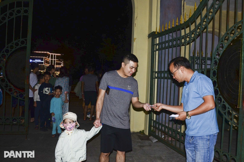 Người dân xếp hàng vào xem phim đen trắng như thời bao cấp - 2 Người dân xếp hàng vào xem phim đen trắng như thời bao cấp - 2