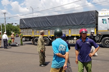 Va chạm với xe tải, hai học sinh lớp 11 thương vong