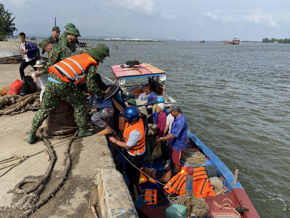 Người dân Quảng Nam hối hả chằng chống nhà “đón” bão - 9 Người dân Quảng Nam hối hả chằng chống nhà “đón” bão - 9