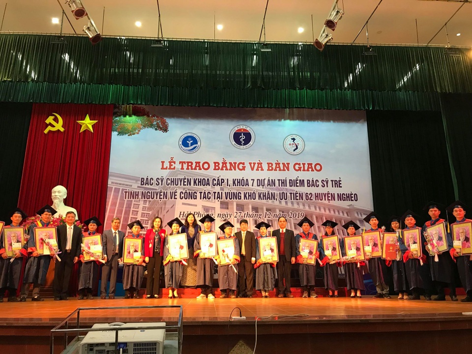 19 bác sĩ trẻ các chuyên ngành nóng về 13 huyện nghèo công tác - 1 19 bác sĩ trẻ các chuyên ngành nóng về 13 huyện nghèo công tác - 1