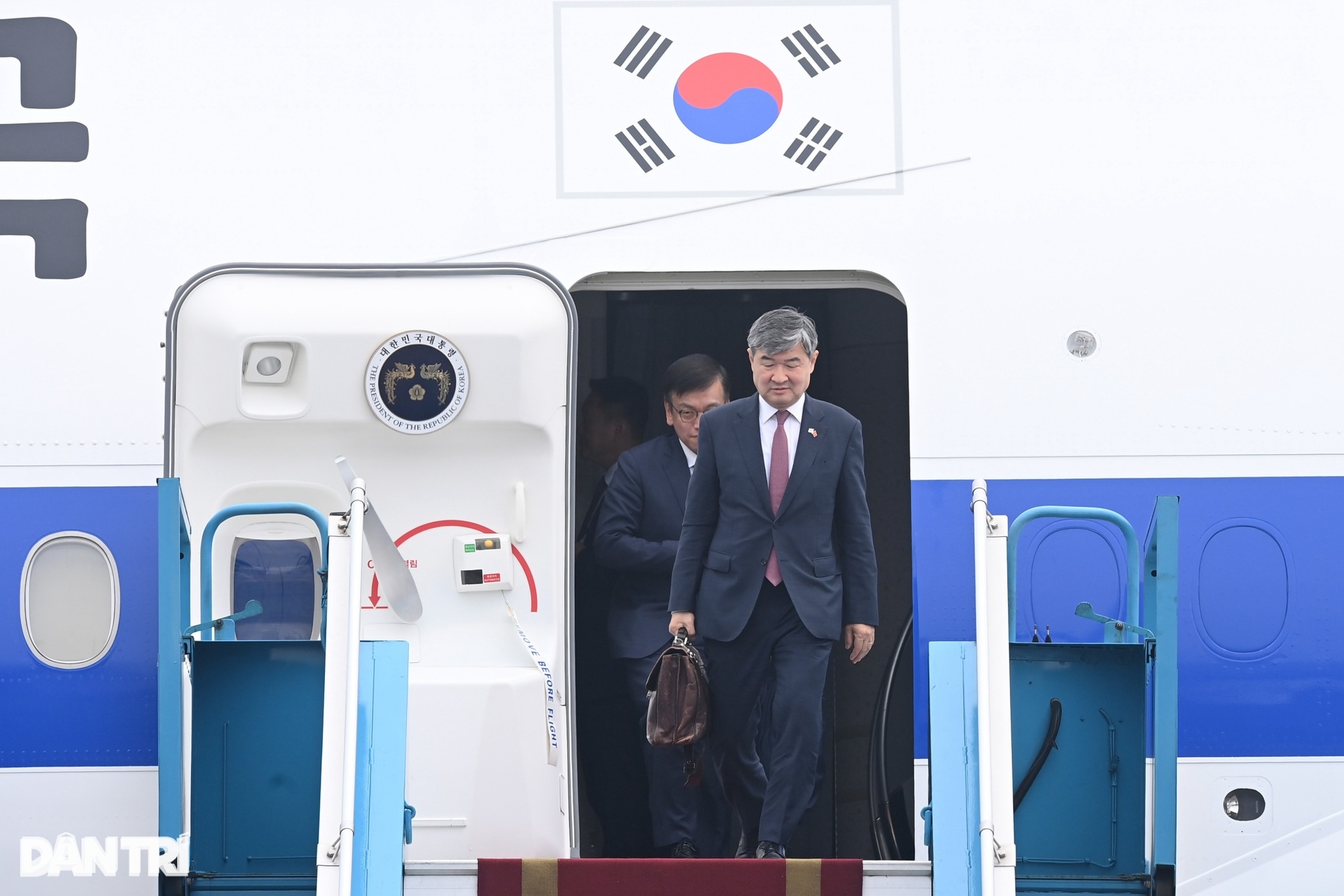 Hình ảnh Tổng thống Hàn Quốc cùng Phu nhân tại sân bay Nội Bài - 8 Hình ảnh Tổng thống Hàn Quốc cùng Phu nhân tại sân bay Nội Bài - 8
