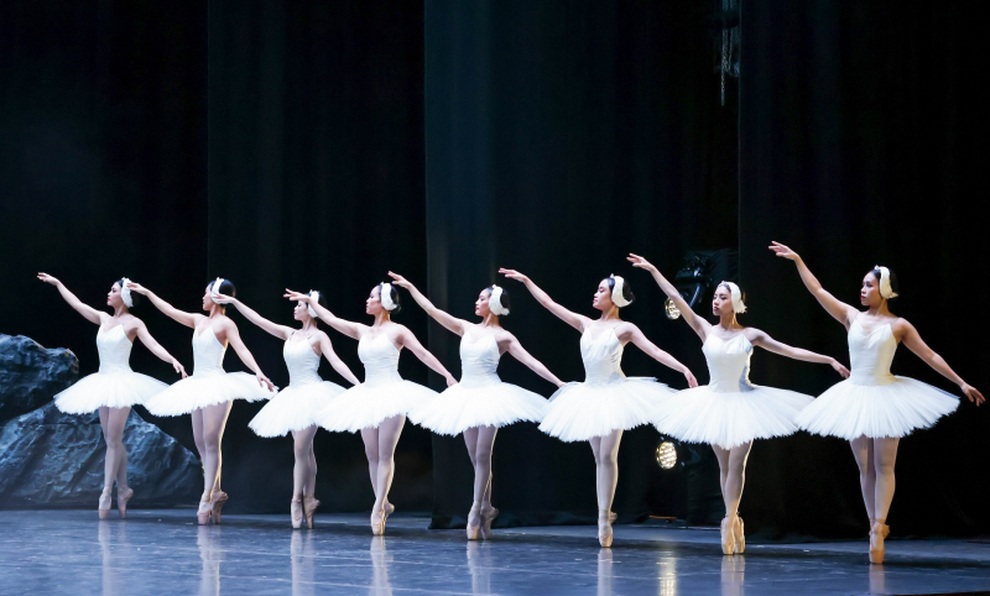 Ballet Hồ thiên nga tỏa sáng và đầy mê hoặc trên sân khấu - 1 Ballet Hồ thiên nga tỏa sáng và đầy mê hoặc trên sân khấu - 1