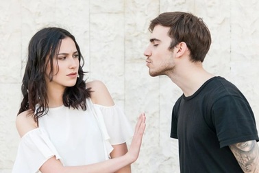 Sau nửa năm hẹn hò, tôi sốc khi tình yêu hóa ra là những cú chuyển khoản